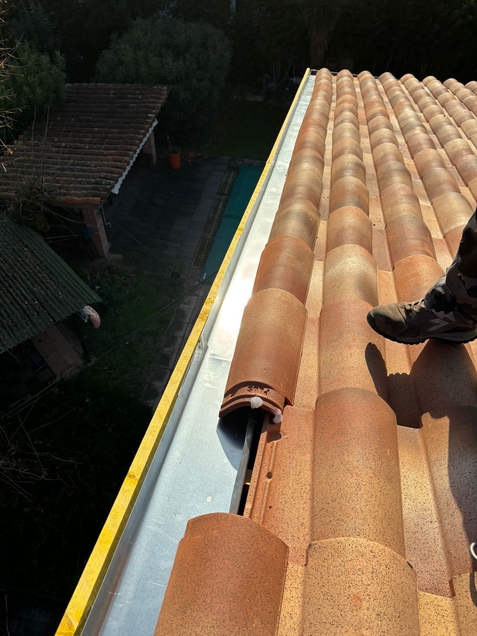 Un couvreur posant des tuiles