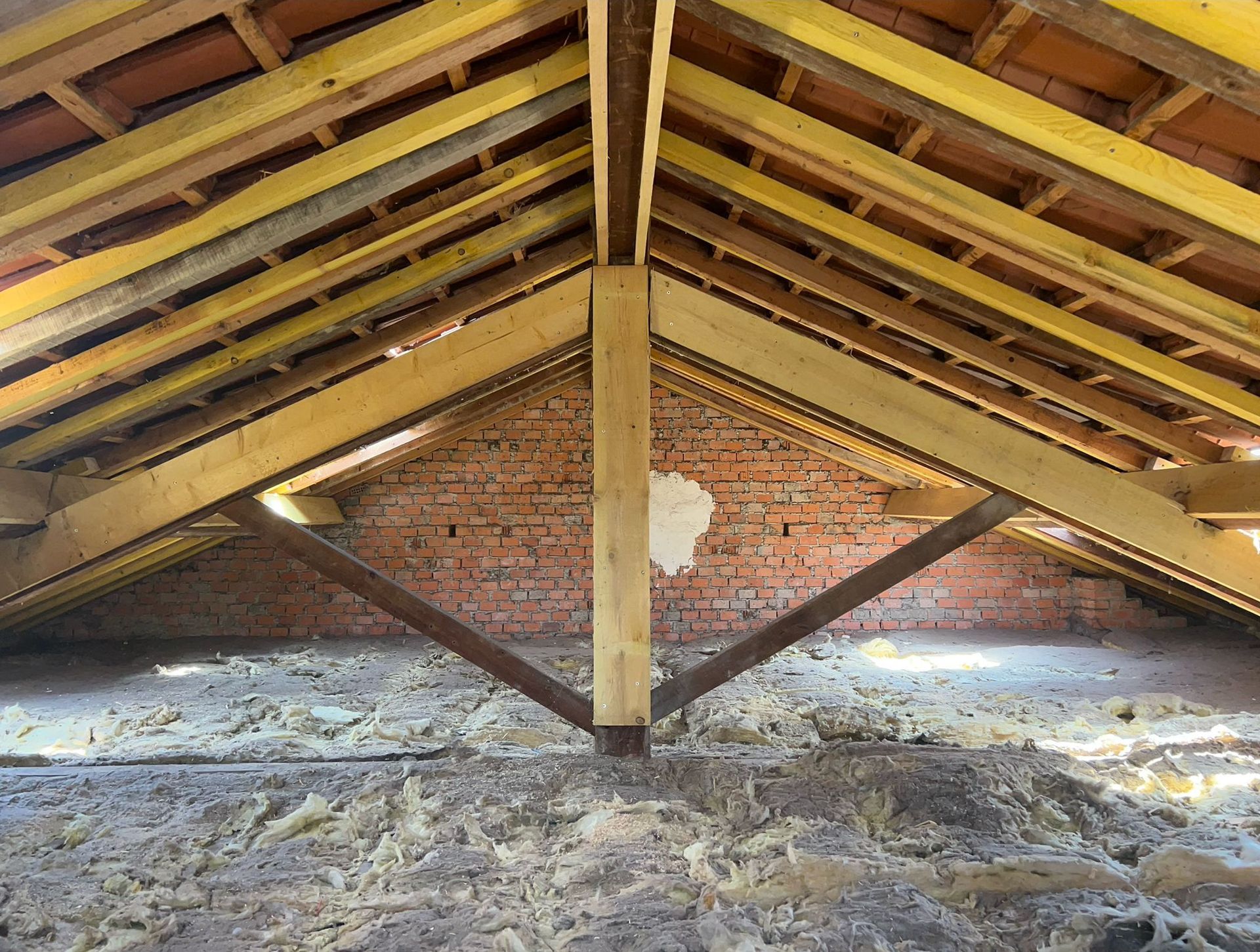 Une charpente après rénovation, vue de l'intérieur