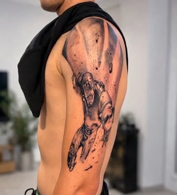 Vista lateral de la parte superior del brazo de un hombre con un tatuaje grande en negro y gris de un caballo y su jinete.