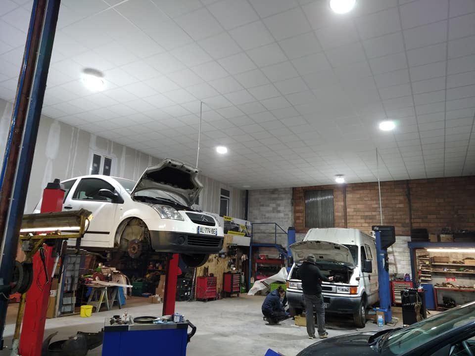 Pose de plaques au plafond.