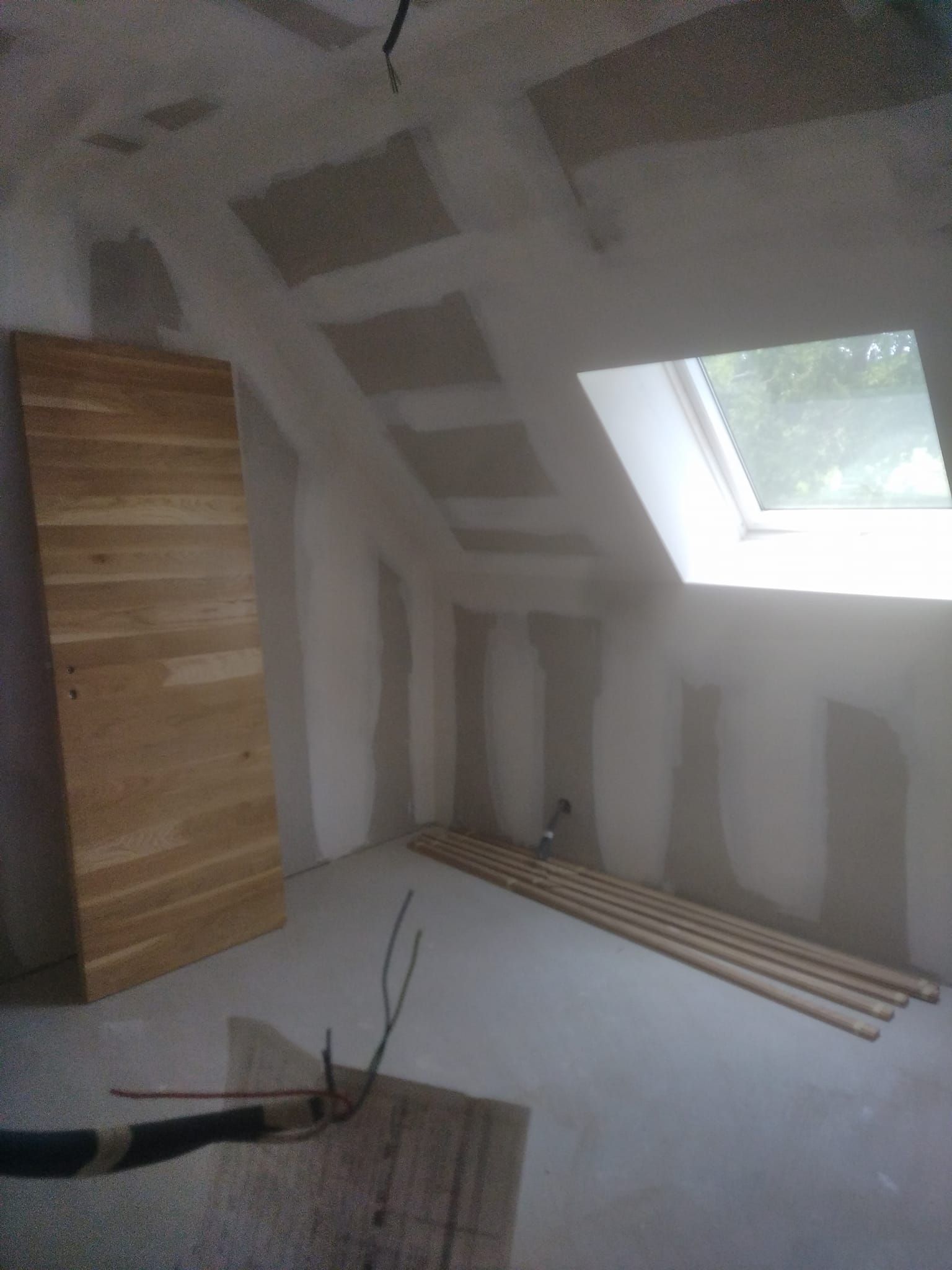 Cloisons autour d'une fenêtre de toit.