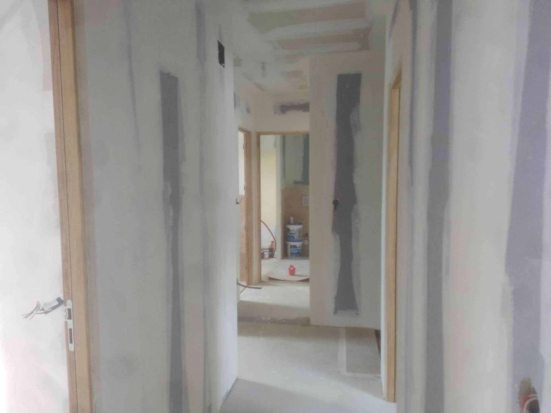 Couloir et portes intérieures.