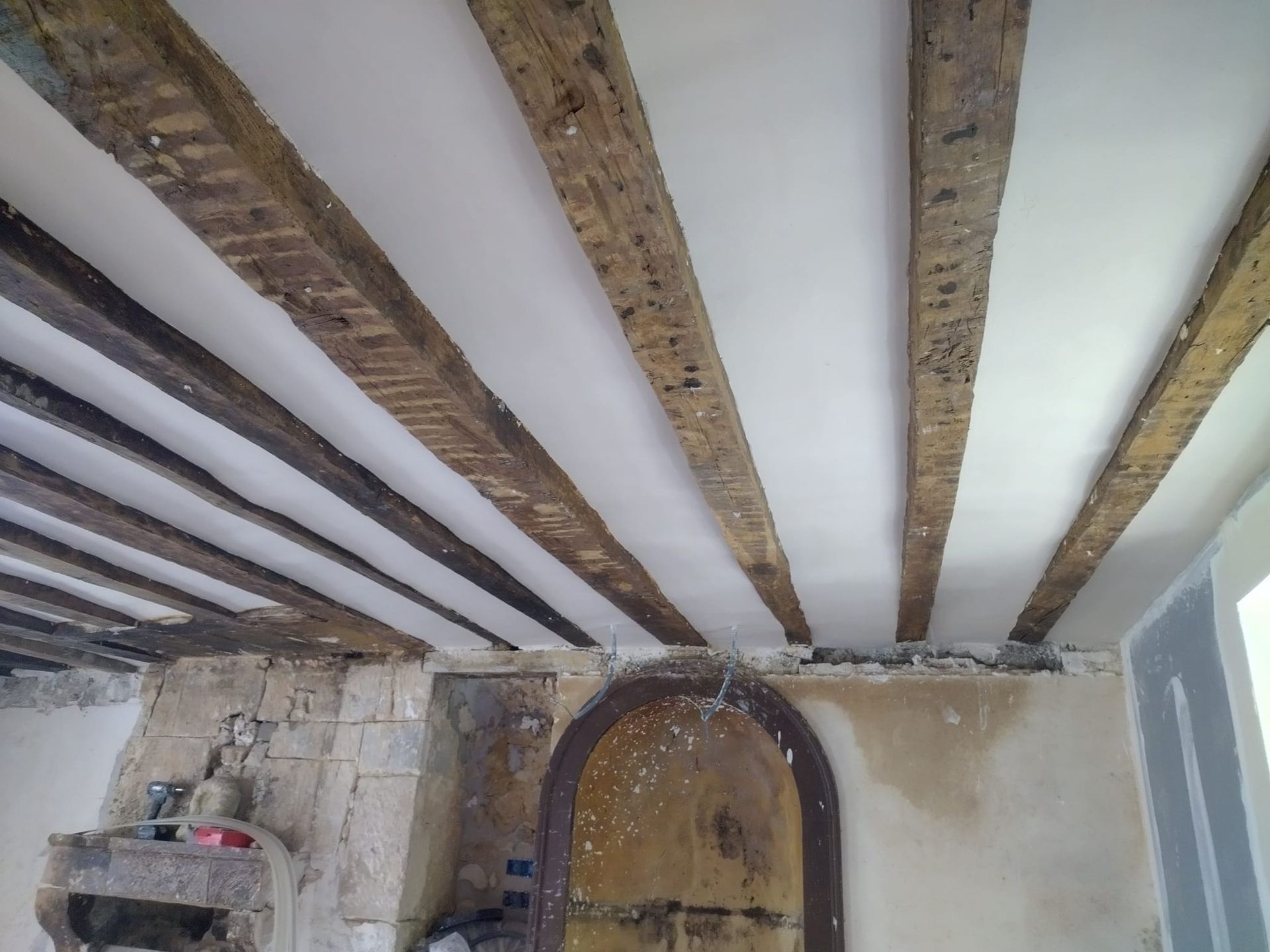 Plafond en plâtre fini.