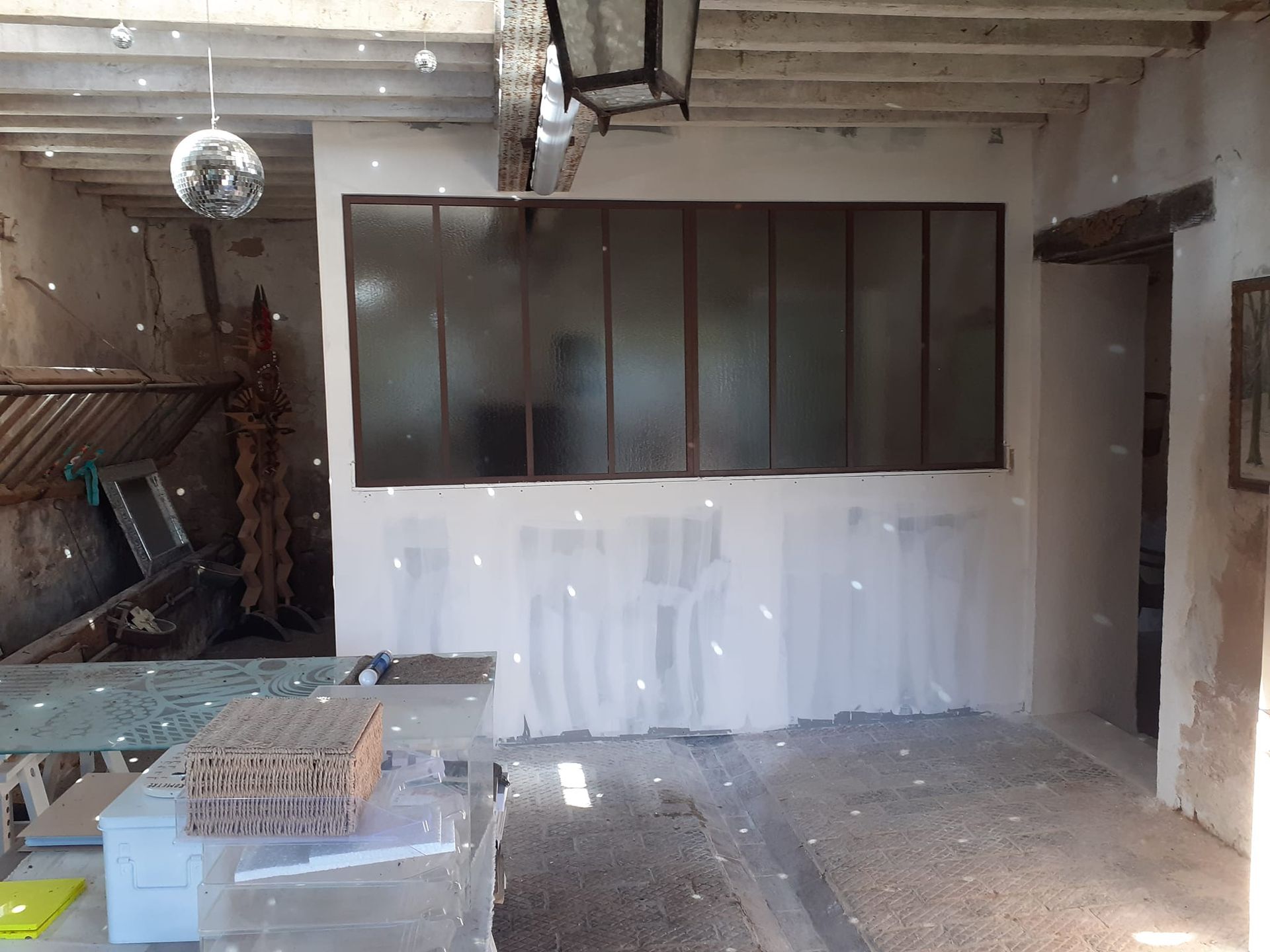 Cloison avec une verrière.