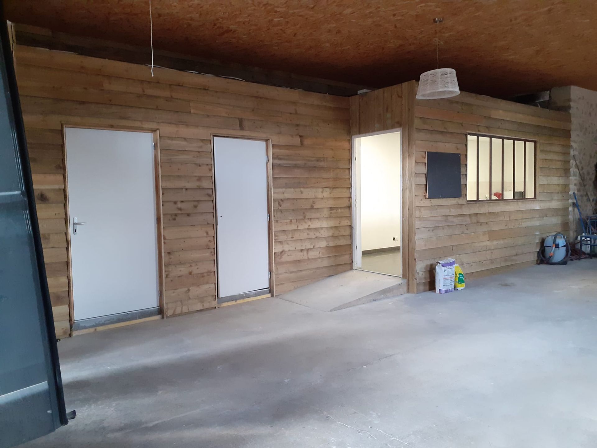 Bardage en bois en intérieur.