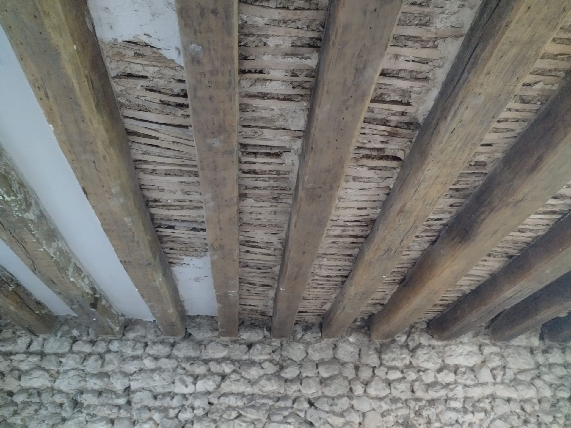 Rénovation des poutres en bois.