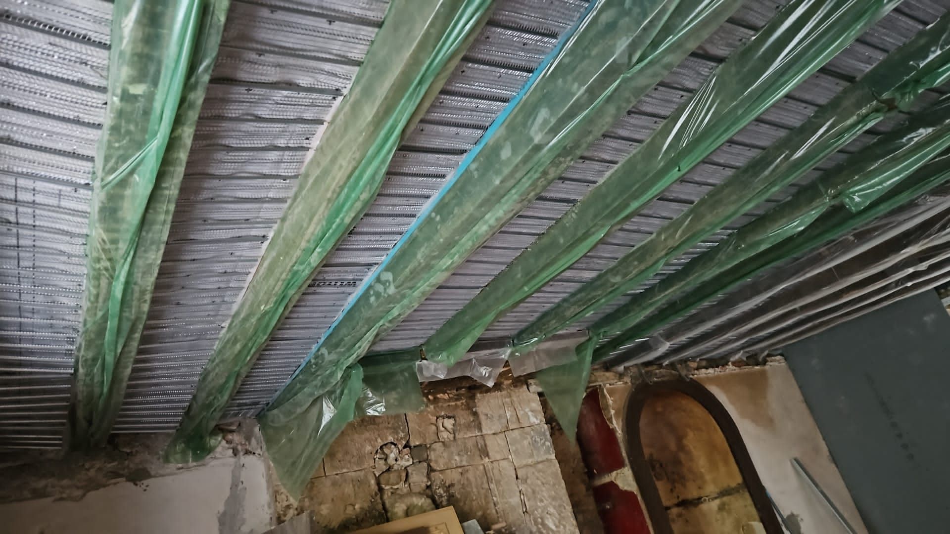 Ancien plafond en bois.