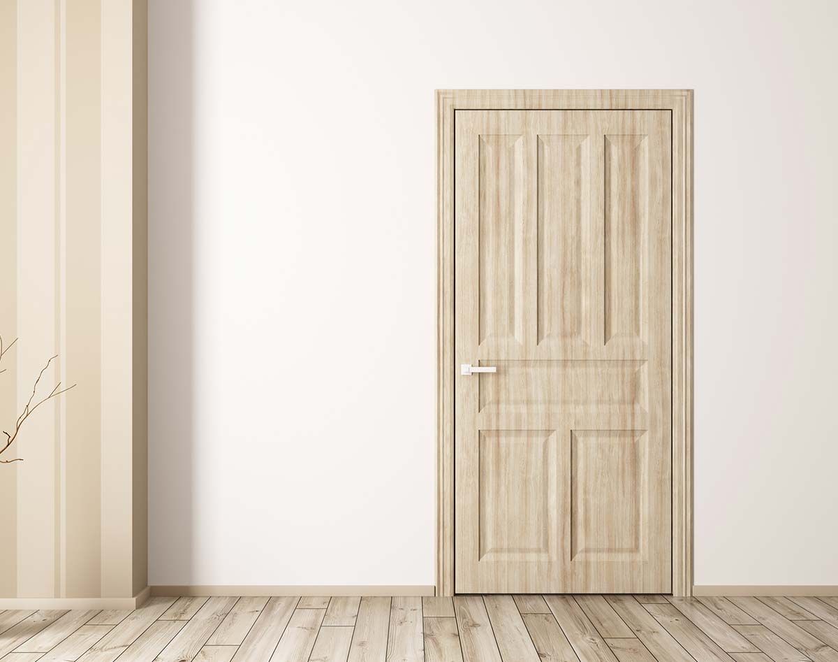 Puerta de madera en pared blanca, con revestimiento vertical de madera y suelo de madera clara.