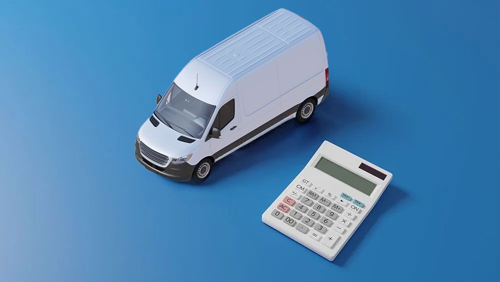 Ein weißer Lieferwagen steht neben einem Taschenrechner auf einer blauen Fläche.