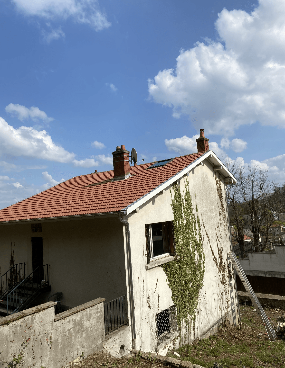 Maison avec une toiture en tuiles restaurée