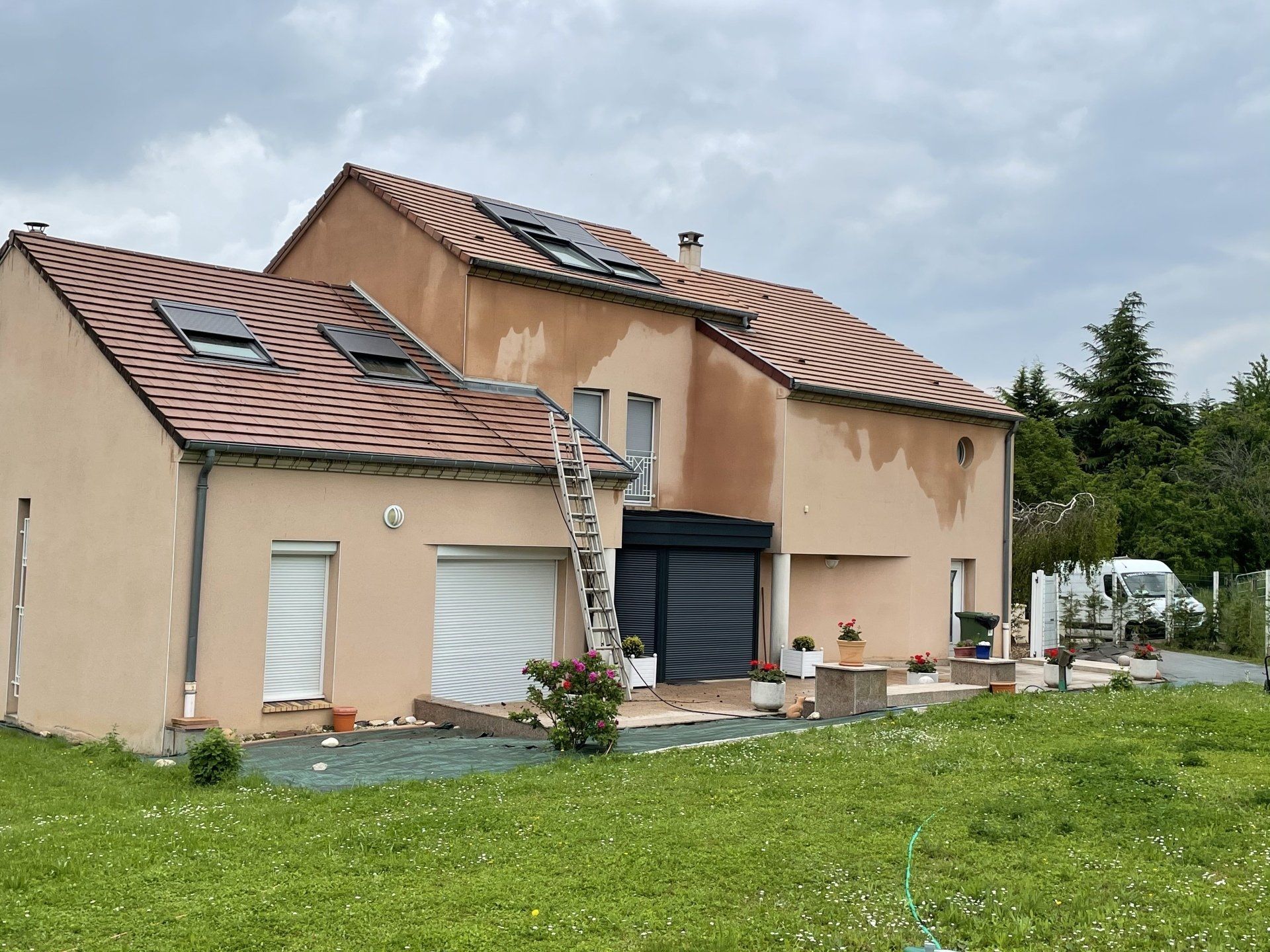 Travaux de nettoyage d'une toiture