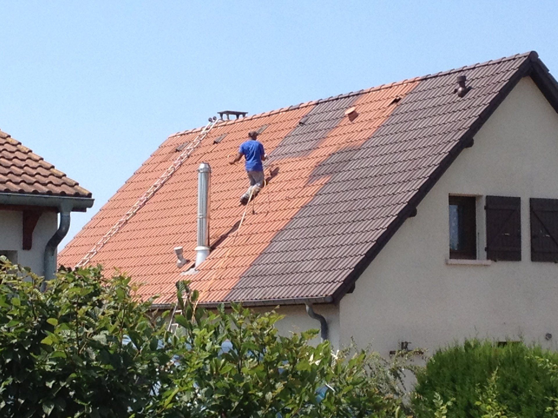 Professionnel sur un toit