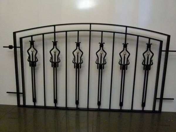 Schwarzes Metallgeländer lehnt an einer Wand