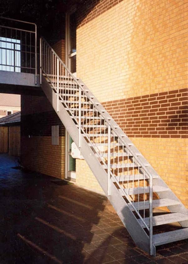 Metalltreppe im Sonnenlicht