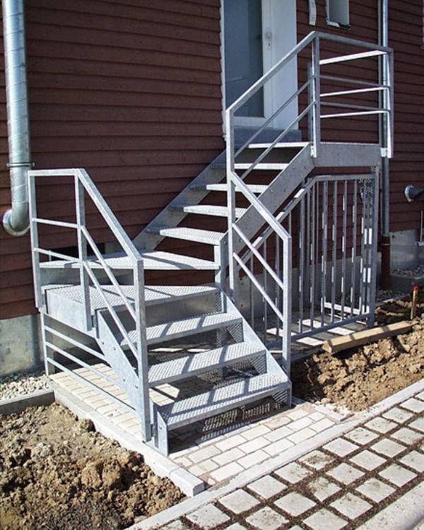 Metalltreppe an einer Hausfassade