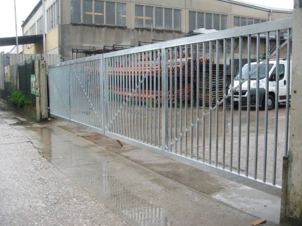 Zaun aus Metall sperrt einen Garagenhof ab