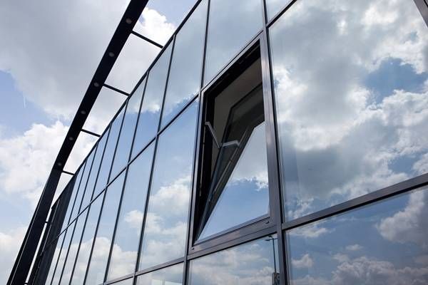 Hauswand aus Fenstern