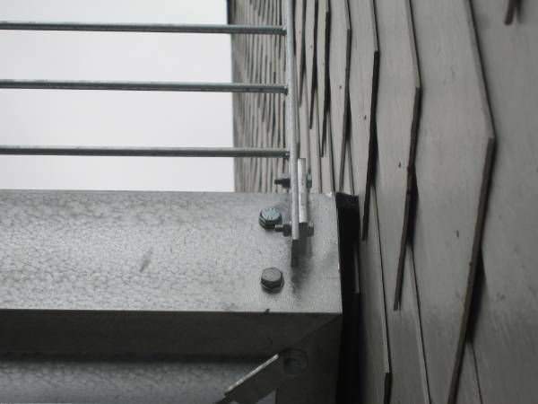 Nahaufnahme einer Geländerbefestigung