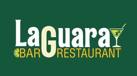 Logotipo de La Guara Bar & Restaurant con texto en blanco y amarillo sobre fondo verde. Incluye una copa de cóctel.