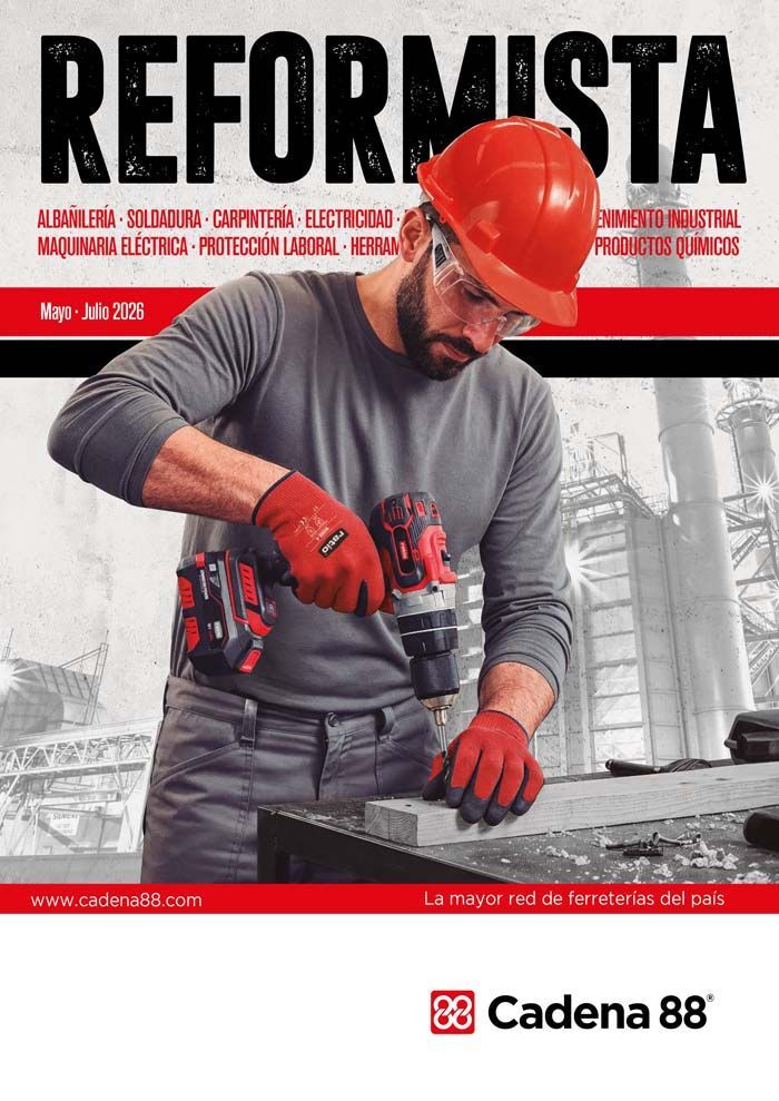 Obrero de la construcción con casco y guantes rojos usando un taladro eléctrico en la portada de una revista titulada “REFORMISTA”.