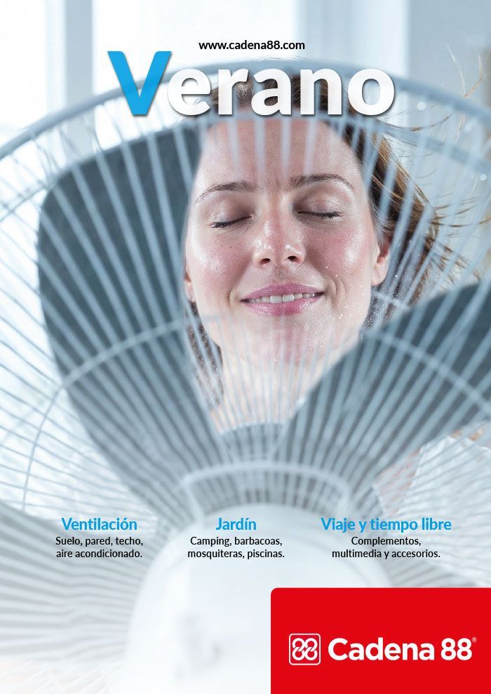 Mujer relajándose detrás de un ventilador bajo la palabra “Verano” en un anuncio de verano de Cadena 88.