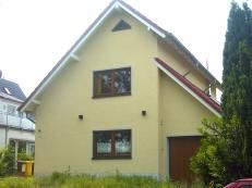 modernes Einfamilienhaus mit gelber Fassade