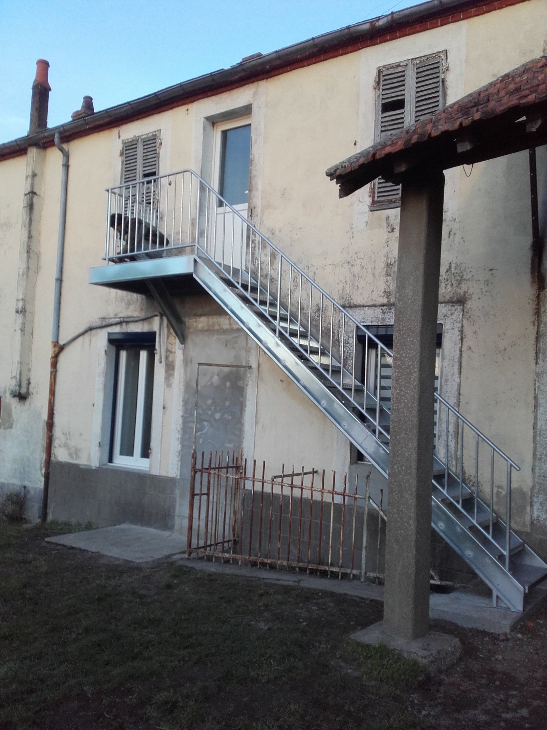 Escalier extérieur gris