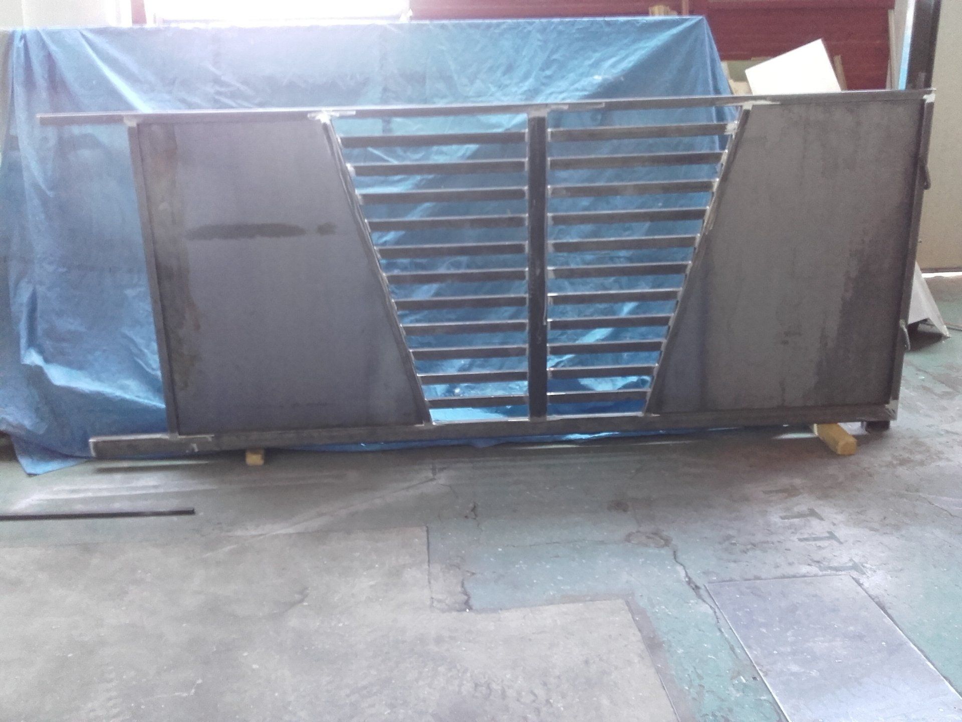 Portail métalique gris semi-ajouré