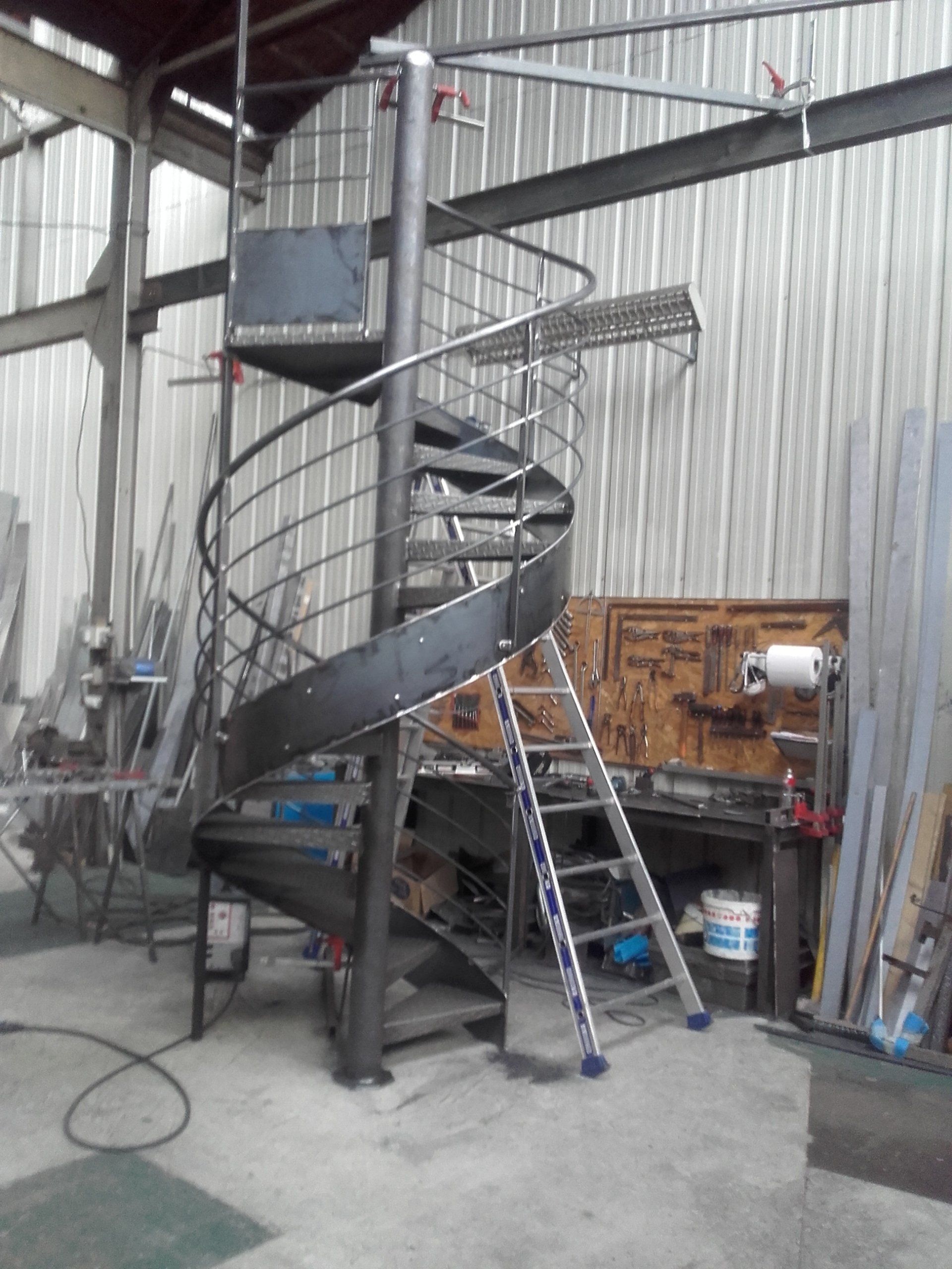 Escalier gris hélocoïdale