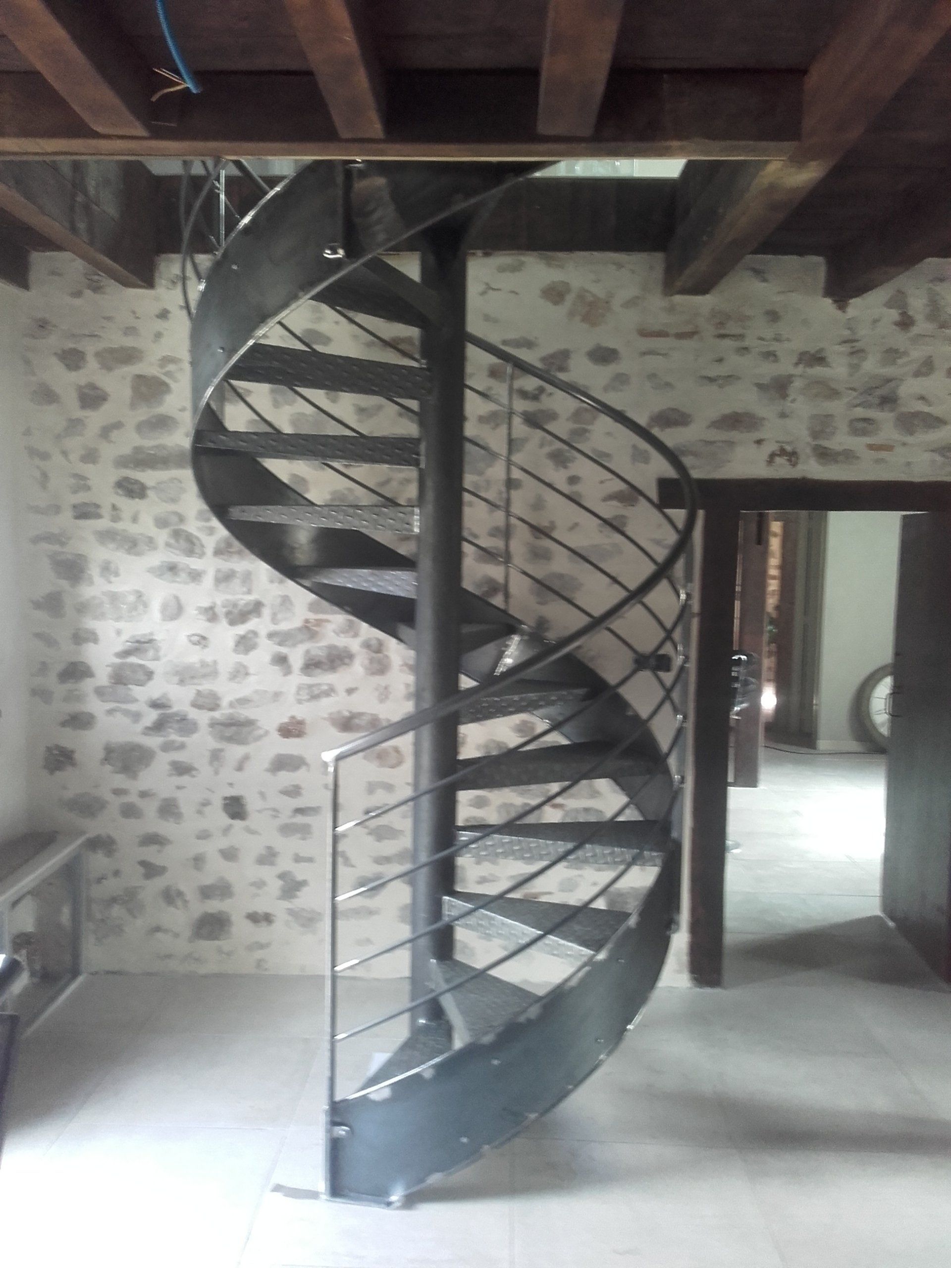 Escalier hélocoïdale noir avec poutres apparentes