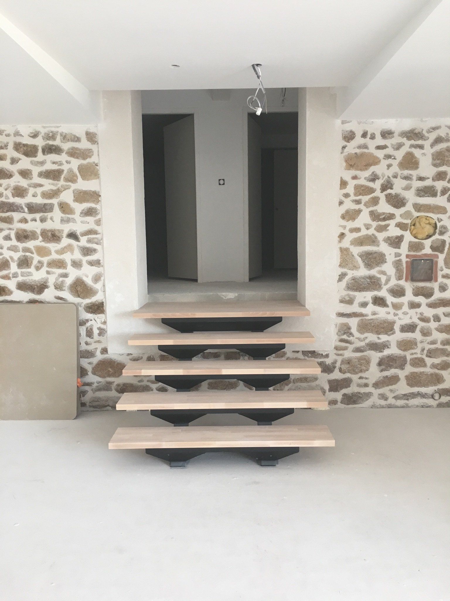 Cinq marches en bois