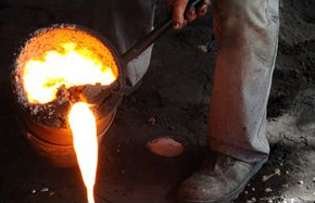 Metal fundido vertido desde un crisol, proceso de fundición.