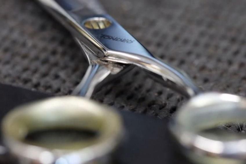 Eine Schere auf einem schwarzen Tuch