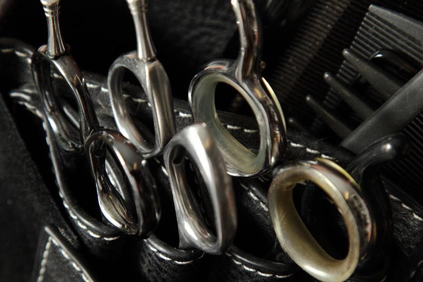 Eine Schere auf einem Kamm