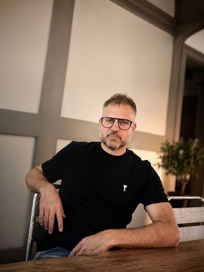 Graues generisches Benutzeravatar-Symbol auf hellem Hintergrund