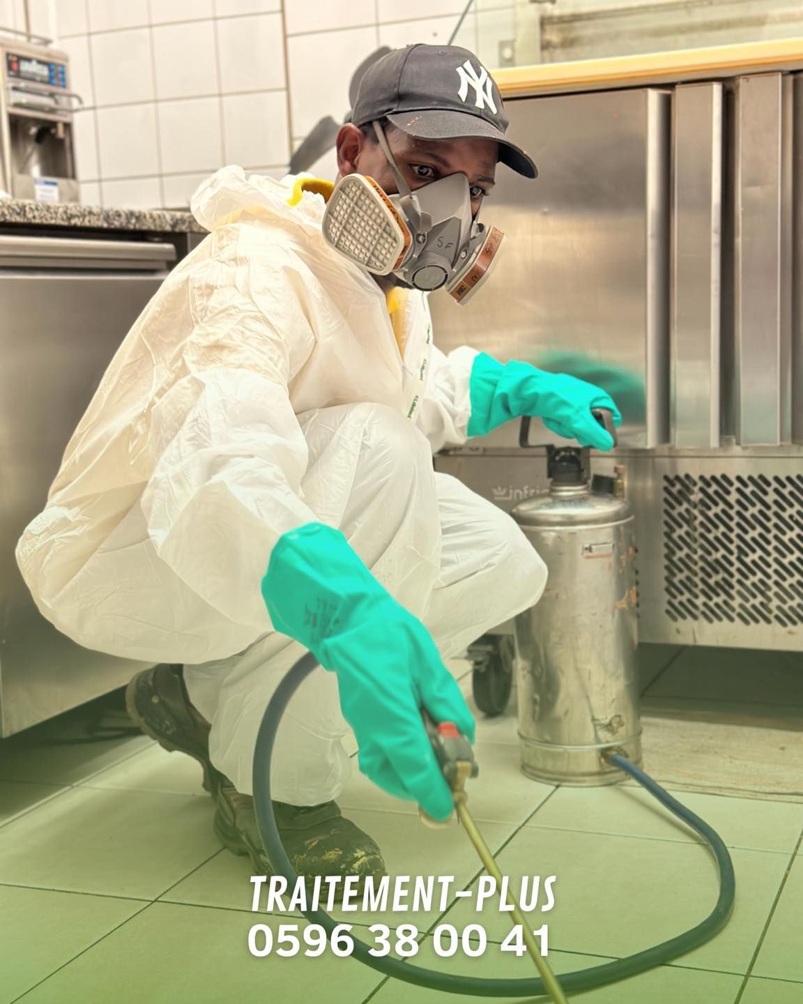 Employé de l'entreprise pendant une intervention