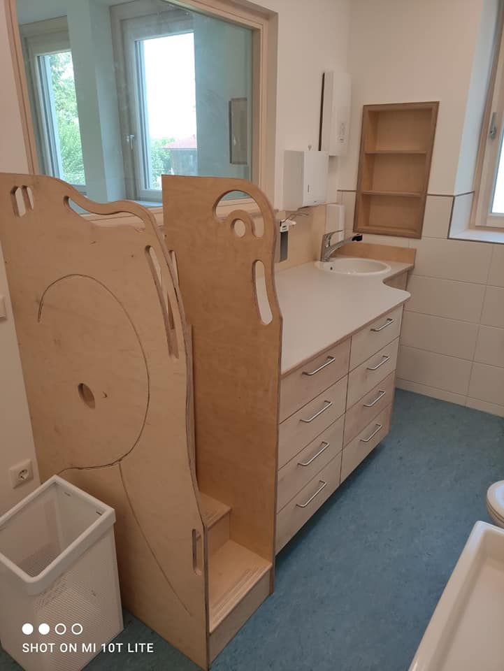 Schreinerei Heinrich Brückner GmbH & Co. KG Wickeltisch Kita, Kindergarten