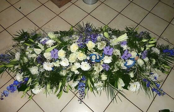 Raquette de fleurs blanches et violettes