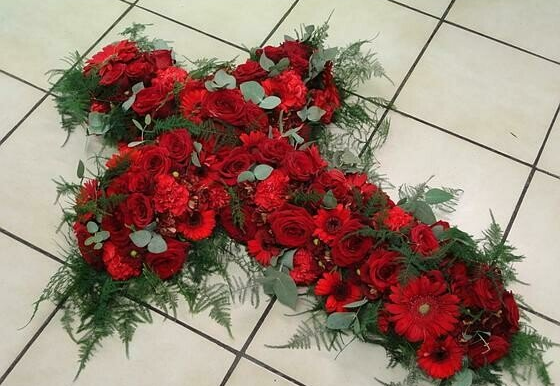 Croix de fleurs rouges