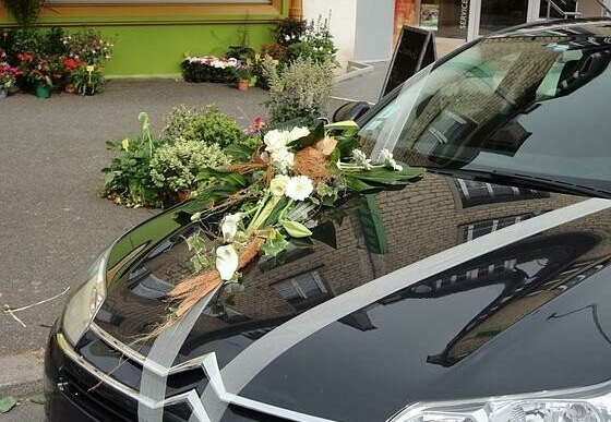 Voiture de mariage fleurie