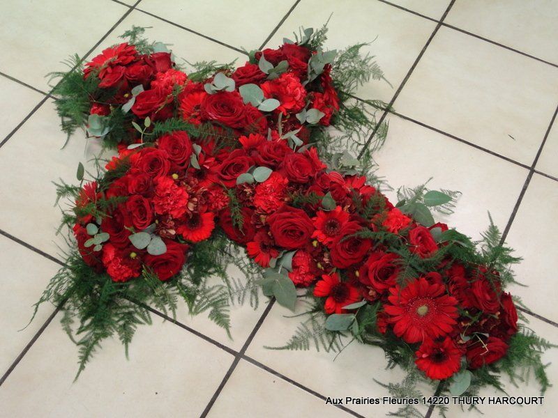 Croix de fleurs pour une tombe