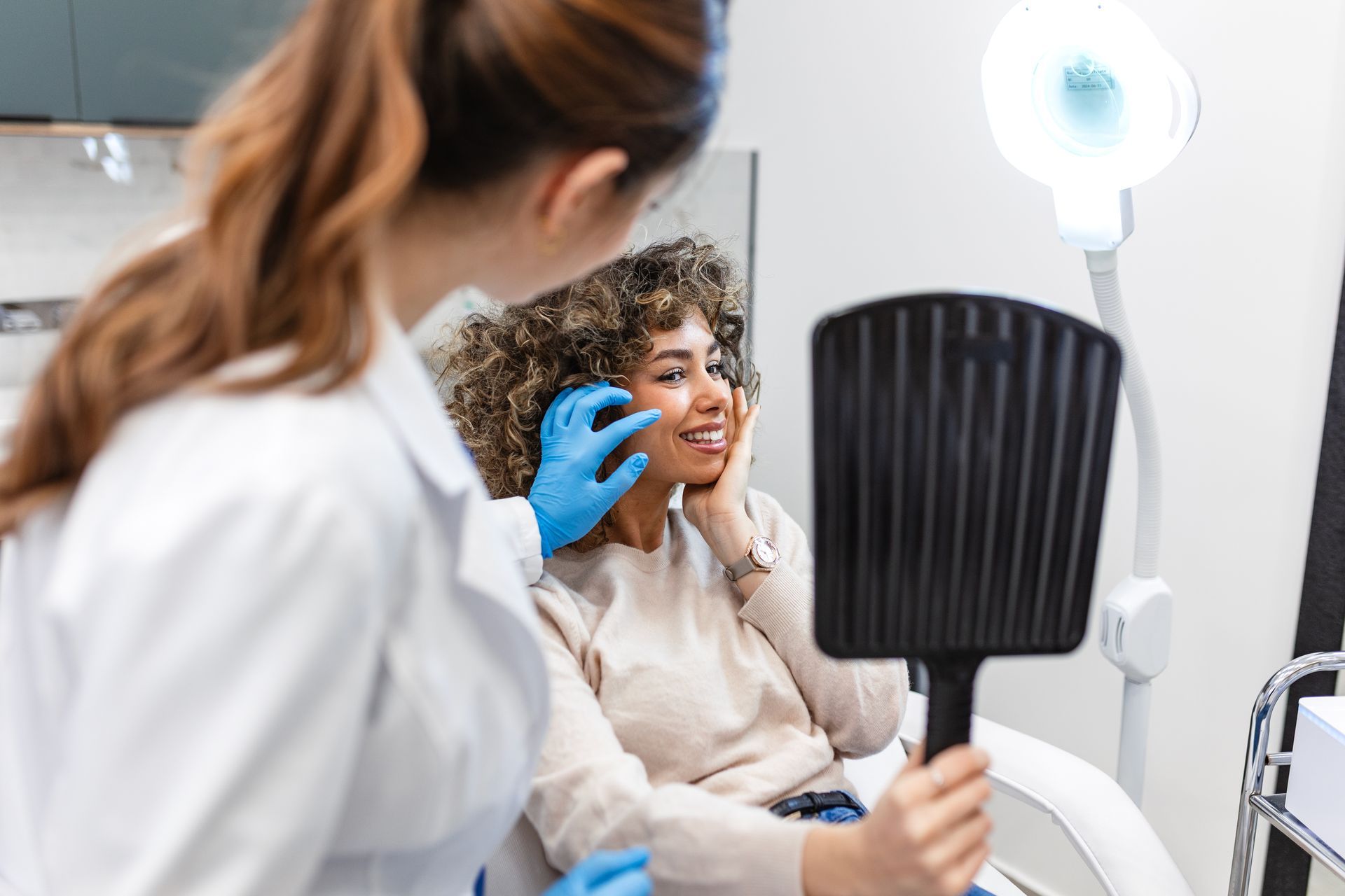 Dans un cabinet dentaire ou de soins de la peau lumineux, un clinicien examine le visage du patient.
