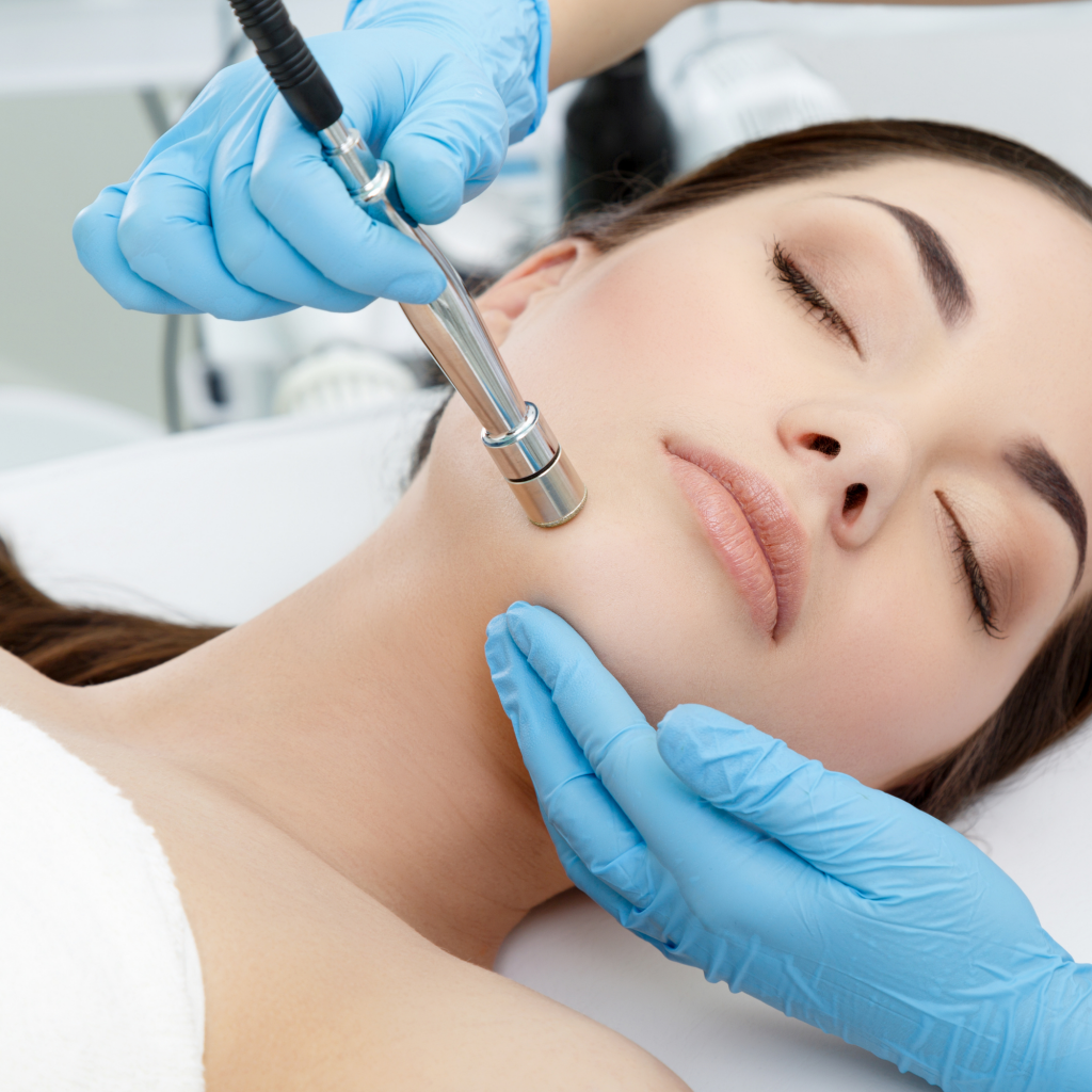 Dans un cabinet dentaire ou de soins de la peau lumineux, un clinicien examine le visage du patient.