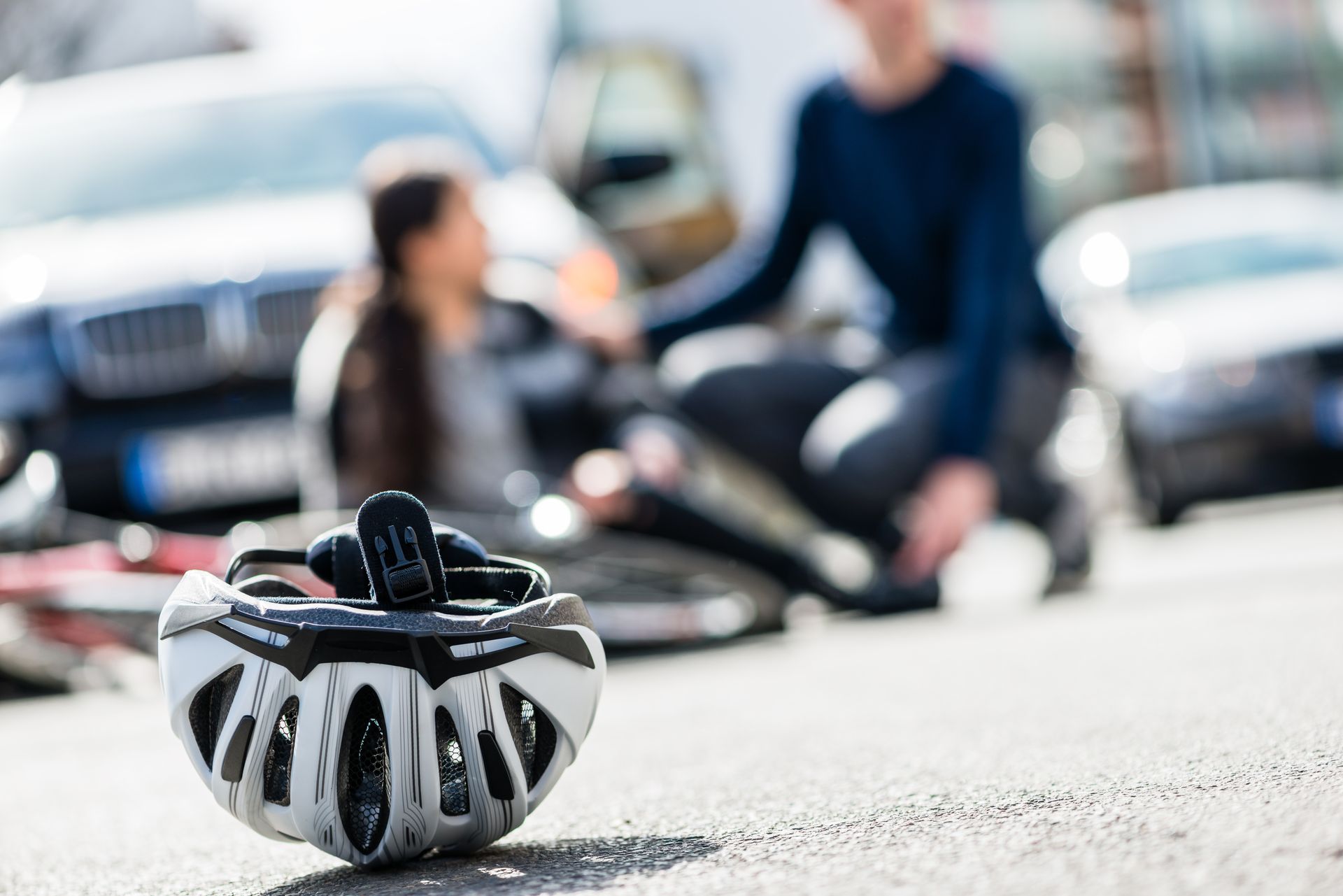 Femme accidentée avec casque de vélo au premier plan