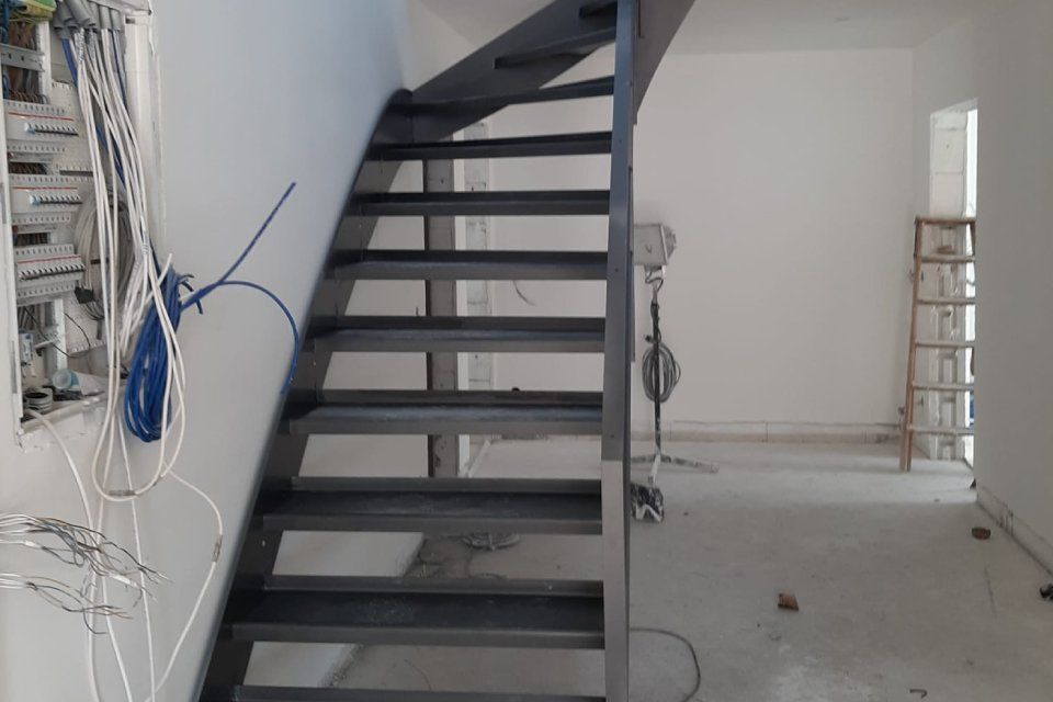 Schummer Metallbau haus mit Balkon mit einer Treppe