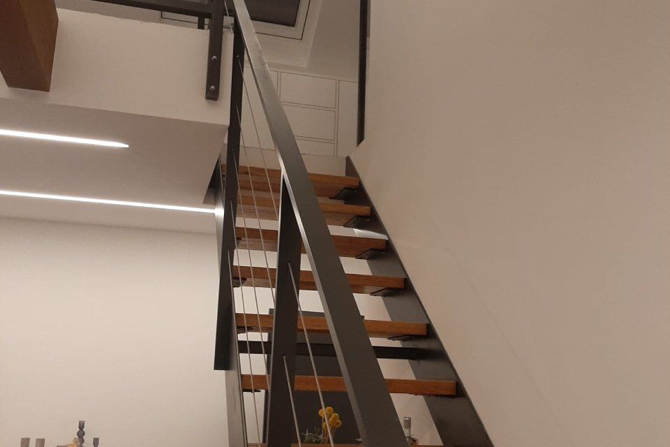 Schummer Metallbau haus mit Balkon mit einer Treppe