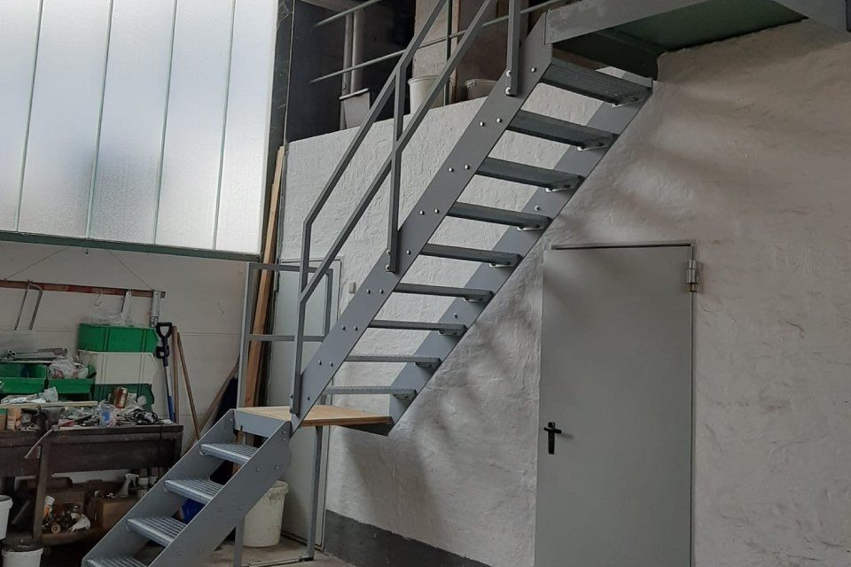 Schummer Metallbau haus mit Balkon mit einer Treppe