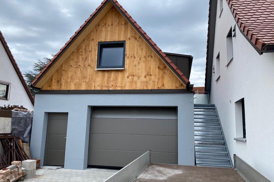 Schummer Metallbau haus mit Balkon mit einer Treppe