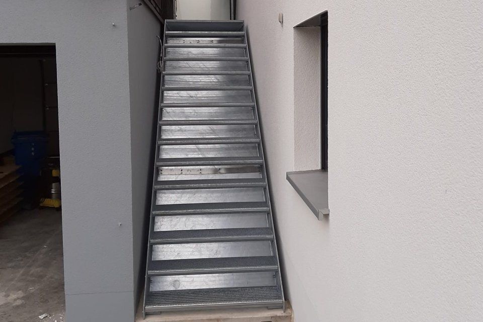 Schummer Metallbau haus mit Balkon mit einer Treppe