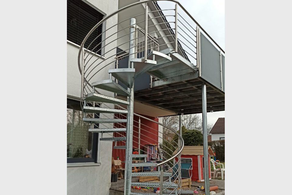 Schummer Metallbau haus mit Balkon mit einer Treppe